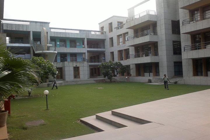https://cache.careers360.mobi/media/colleges/social-media/media-gallery/1302/2019/1/8/College Campus View of National Institute of Fashion Technology Gandhinagar_Campus-View.jpg